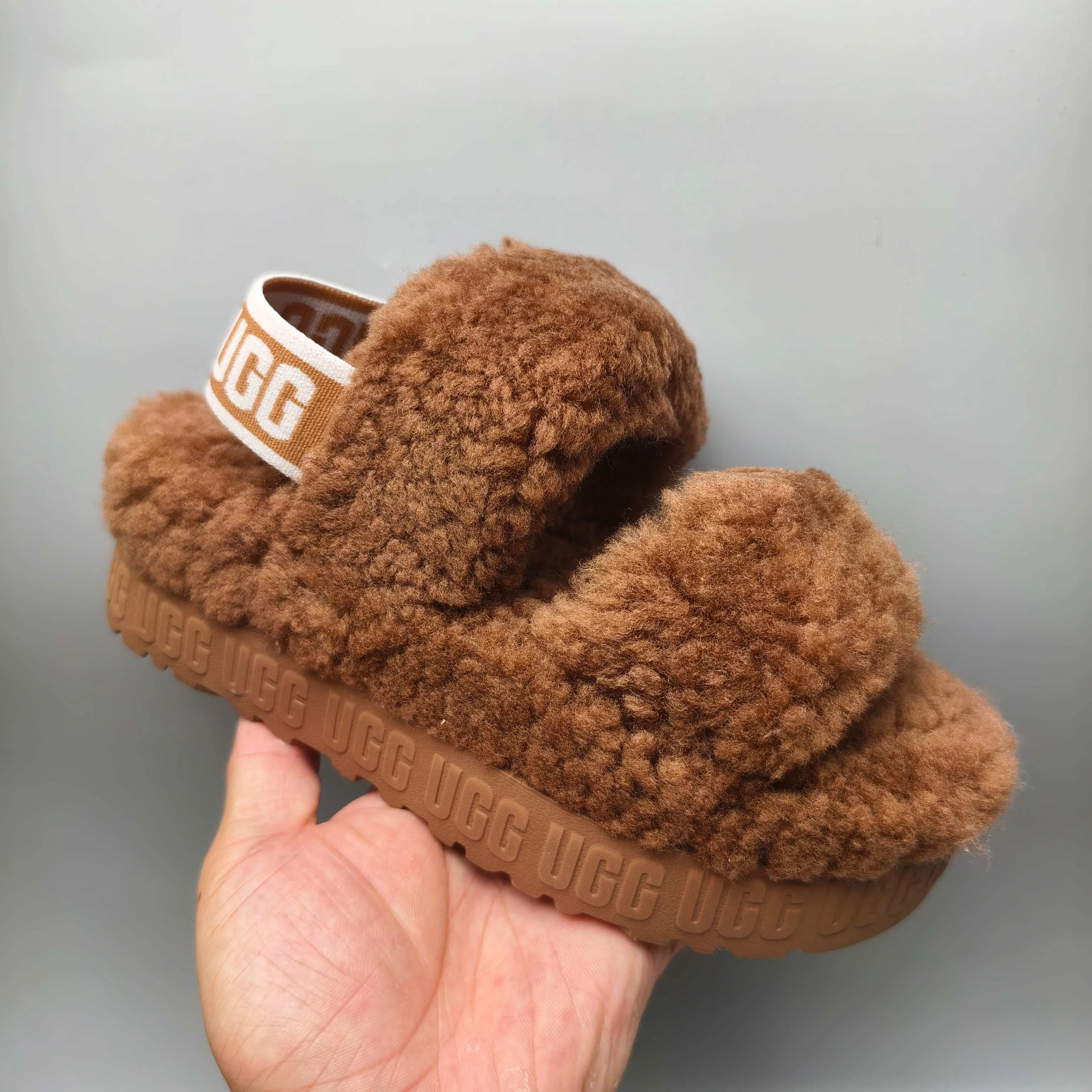 💰440 UGG sheepskin all-in-one snow boots 0876 new autumn and winter style Zhou Dongyu's same style furry slippers Product name: Ovlafita, Longfeng Teddy fur muffin bottom slippers, new at the counter simultaneously It is an upgraded version of the classic oh yeah sandals, the corrugated sheepskin material is used to make it more fashionable and cool, the heel strap is the highlight of the entire design, the muffin bottom visually increases, good news for small sisters, large quantities in stock Code number: 35-41 Color: white, gray, black, pink, army green, maroon